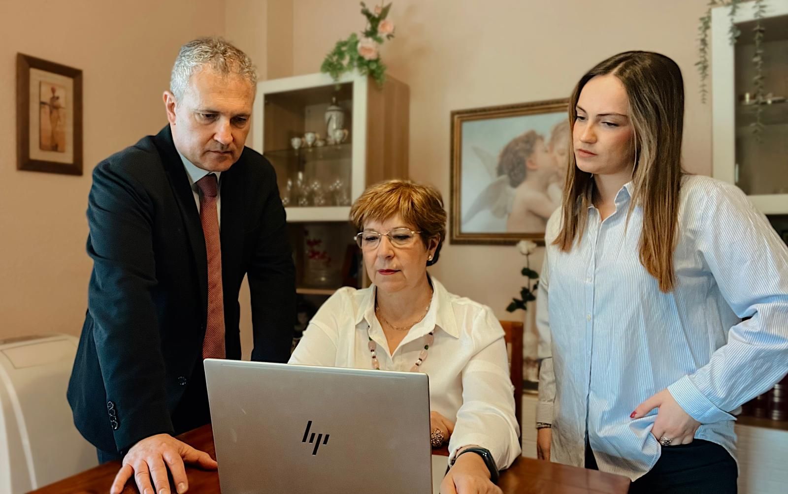 Equipo de Alcázar & Asociados trabajando en reuniones